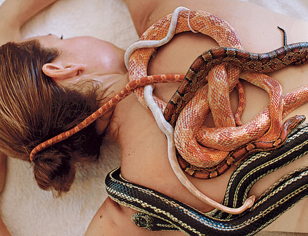 Необычные косметические процедуры, массаж змеями