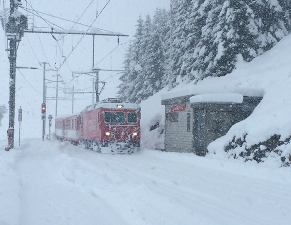 Сильный снег, снегопад, поезд под снегом