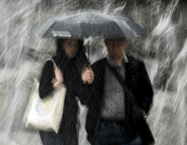 Атмосферные осадки, дождь, ливень, двое под зонтом