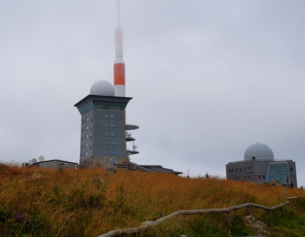 Вершина горы Брокен, метеорологическая станция, Гарц, Германия
